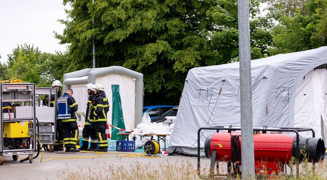 In einem Verteilzentrum des Logistikunternehmens DHL sind zwölf Mitarbeiter an Hautverletzungen erkrankt. Mindestens acht von ihnen seien in hautärztlicher Behandlung, sagte eine Polizeisprecherin. 