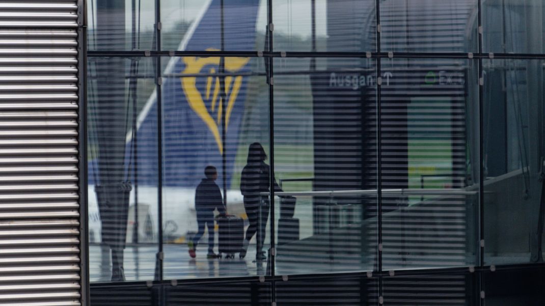 Ryanair stellt Passagiere vor die Wahl: Stornierung oder Zusatzkosten wegen der erhöhten Luftverkehrssteuer.