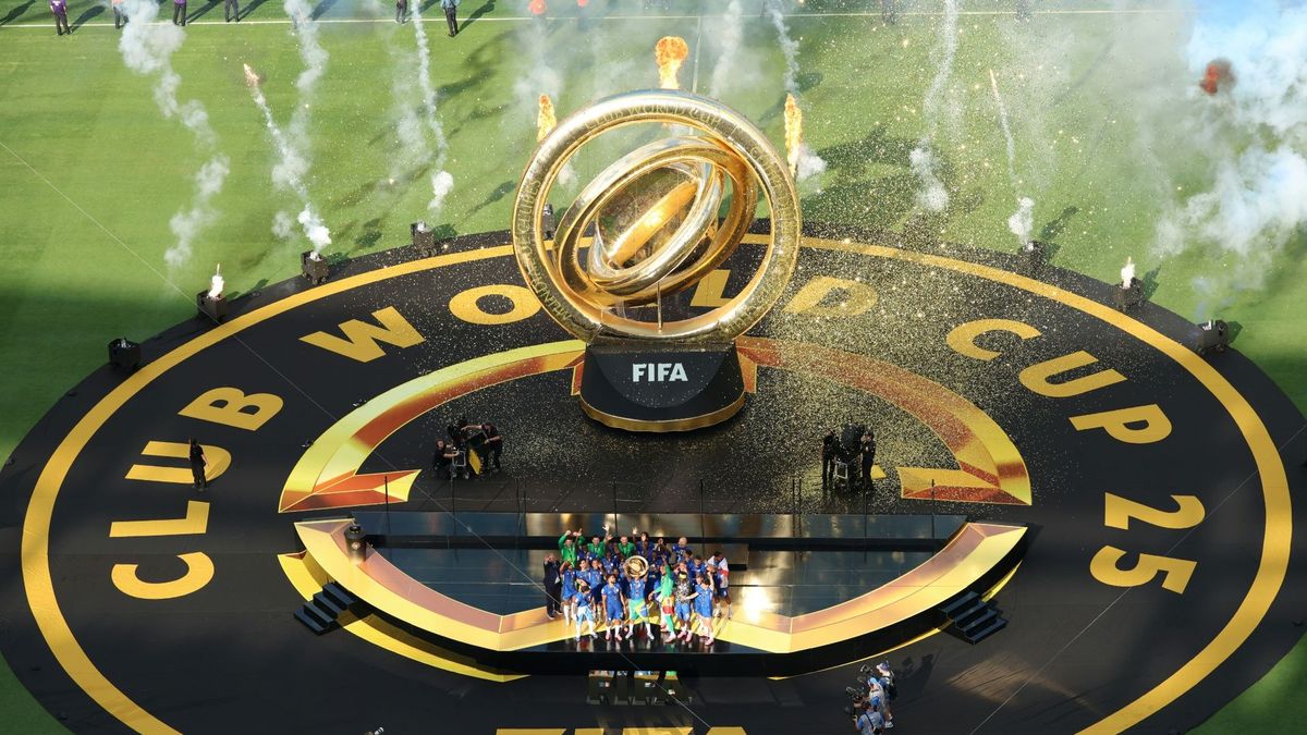 Chelsea holt Trophäe und Jackpot