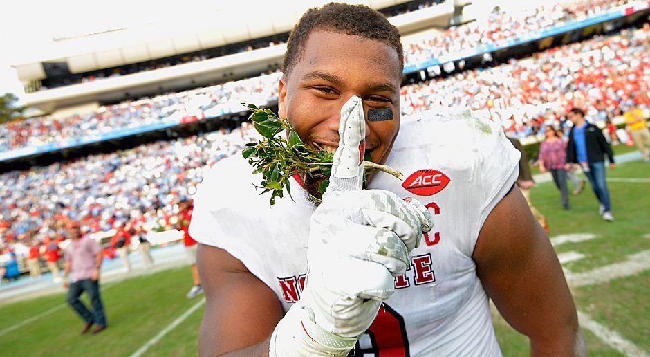 
                <strong>4. Pick - Cleveland Browns: DE Bradley Chubb </strong><br>
                Ich weiß, viele erwarten, das die Browns den Nummer-Vier-Pick traden. Aber was, wenn nicht? Sie brauchen einen Safety oder Cornerback. Warum in der ersten Runde also nicht mit Bradley Chubb von NC State wieder den besten Pass Rusher holen, wenn er noch zu haben ist? 1,95 Meter pure Power, 10 Sacks, 26 Tackles for loss. Alleine die Vorstellung, Myles Garrett auf der einen und Chubb auf der anderen Seite. Das würde viele Probleme für jede O-Line bedeuten. Wenn es schon auf der Quarterback-Position seit Jahren nicht klappt: Go Defense!
              