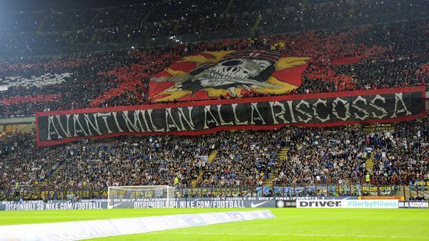 
                <strong>Milan-Fans grüßen beim Derby mit Totenkopf</strong><br>
                In Mailand ist mal wieder Derbytime! Und da lassen sich natürlich beide Fanlager etwas besonders Kreatives einfallen, um das Duell zumindest auf der Tribüne für sich zu entscheiden. Die Tifosi vom AC Mailand enthüllen vor dem Anstoß im Oberrang des Meazza-Stadions eine Choreo mit Totenkopf.
              