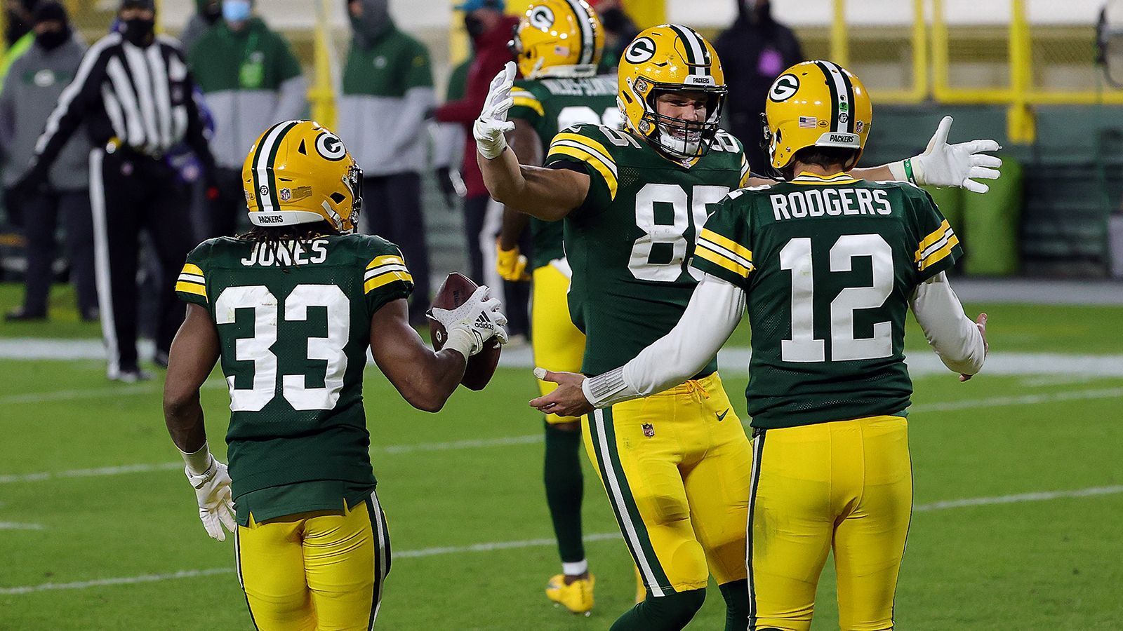 
                <strong>Platz 1: Green Bay Packers (13-3)</strong><br>
                Das momentan kompletteste Team der NFL sind die Green Bay Packers. Nicht nur ist Aaron Rodgers mit kleinen Ausnahmen nahezu die ganze Saison in MVP-Form, das Team aus Wisconsin hat sich im Laufe der Spielzeit extrem gesteigert. Wo am Anfang der Saison noch erhebliche Lücken in der Laufverteidigung waren, schafften die Packers es in Woche 16, Derrick Henry bei "nur 98" Rushing Yards zu halten. In der Offense bilden Aaron Jones und A.J. Dillon ein gefährliches Running Back-Duo und auf der Receiver-Position scheint Davantae Adams ohnehin immer offen zu sein. Bisher fanden die Packers immer eine Lösung für ihre Probleme und sind derzeit zurecht die Nummer eins im Power Ranking.
              