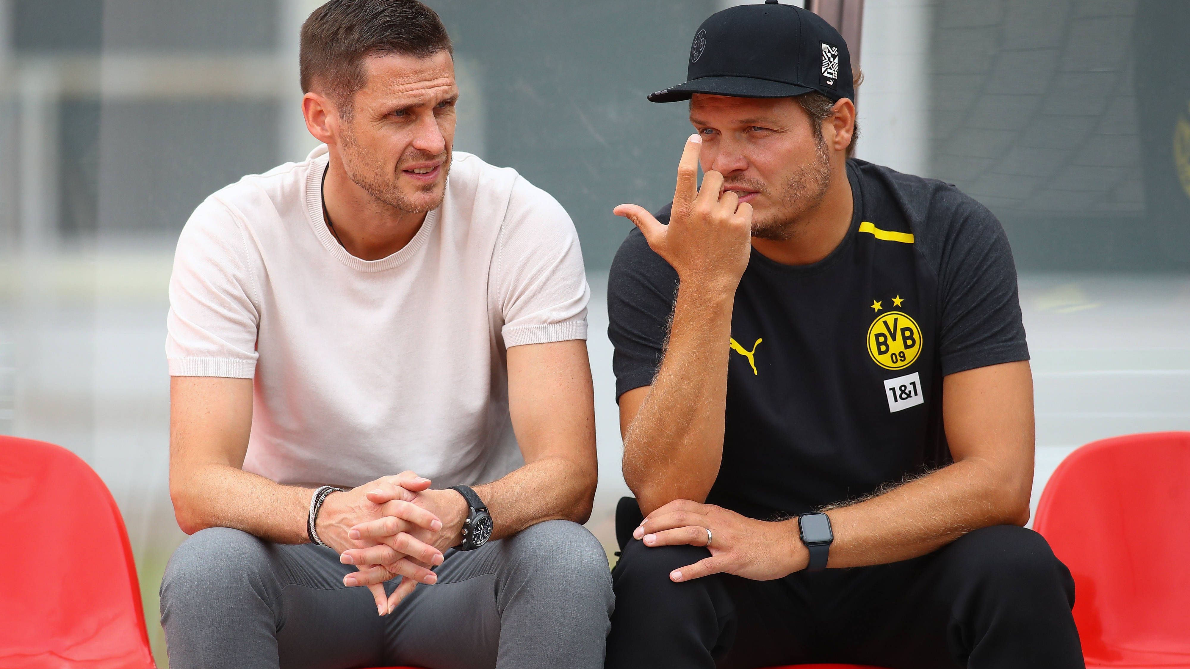 <strong>BVB: Sommerpause 2023 – Wie geht es weiter?</strong><br>Ein bitteres Saisonfinale, der Verlust von Jude Bellingham – wie soll dieser BVB weitermachen? Es gibt viele Diskussionen um Neuzugänge, um vermeintliche Meinungsverschiedenheiten zwischen Sebastian Kehl und Terzic. Am Ende verändert sich wenig. Füllkrug, Sabitzer, Bensebaini und Nmecha sind die größten Transfers der Dortmunder. Also alles gut?