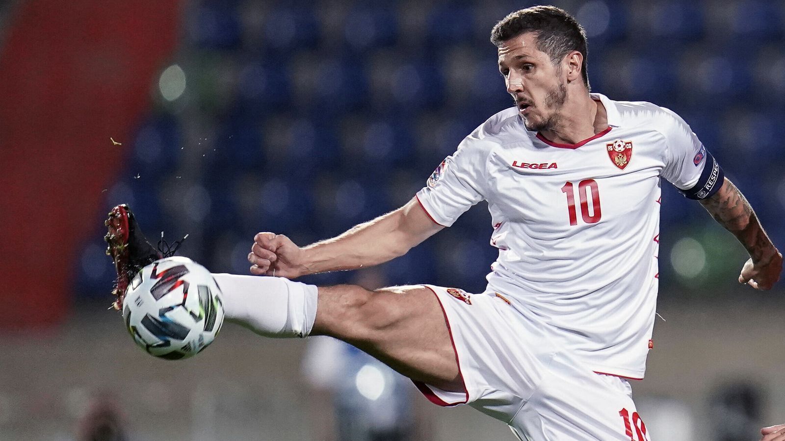 
                <strong>Stevan Jovetic (Montenegro)</strong><br>
                Wir bleiben am Balkan und gehen weiter nach Montenegro, wo sich im Nationalteam mit Stevan Jovetic (AS Monaco) und Stefan Savic (Atletico Madrid) ebenfalls zwei große Namen tummeln. Doch auch hier wird deutlich, dass zwei Leistungsträger bei einer Mannschaftsstärke von elf Spielern nicht genug sind, um erfolgreich zu spielen. Trotz Jovetic und Savic wurde Montenegro in der EM-Qualifikationsgruppe A mit nur drei Punkten aus acht Spiele abgeschlagen Letzter, sogar ohne jeden Sieg. Die drei Punkte entstanden nämlich ausschließlich durch Punkteteilungen. Letztlich blieb Montenegro in der Qualifikationsgruppe somit Punktelieferant, verlor gegen England mit 1:5 und 0:7 sowieso gegen Tschechien zwei Mal mit 0:3. 
              