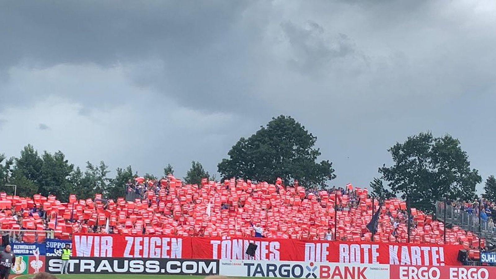 
                <strong>Nach Rassimus-Skandal: S04-Fans zeigen Boss Clemens Tönnies die Rote Karte</strong><br>
                Die Schalker Fans setzten im August 2019 beim Pokal-Spiel beim SV Drochtersen/Assel ein klares Signal - und zwar gegen den damaligen Vereinsboss Clemens Tönnies, der nach rassistischen Äußerungen in die Kritik geraten war. Die nach Niedersachsen mitgereisten Anhänger zeigten ein Transparent mit der Aufschrift "Wir zeigen Tönnies die Rote Karte", dahinter wurden rote Kartons hochgehalten. Tönnies, Aufsichtsrats-Vorsitzender der Königsblauen, hatte mit rassistischen Aussagen über Afrikaner einen Sturm der Entrüstung losgetreten. Der Ehrenrat der Königsblauen wollte allerdings den Rassismus-Vorwurf nicht gelten lassen, Tönnies selbst kündigte an, seinen Posten drei Monate ruhen zu lassen. Diesem Vorschlag wurde am vergangenen Dienstag entsprochen.
              