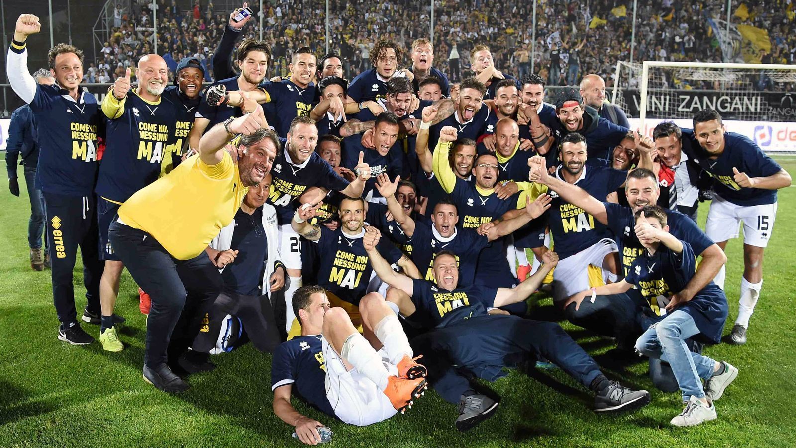 
                <strong>Parma Calcio 1913 (Serie B)</strong><br>
                Nach drei Jahren ist Parma zurück in der Serie A - oder etwa doch nicht? Der Nachfolgeklub des einstigen Europapokal-Siegers FC Parma wurde aufgrund des Bankrotts im Sommer 2015 in die Viertklassigkeit geschickt, dort startete Parma Calcio einen erfolgreichen Neustart. Bis jetzt. Denn Parma droht Ungemach und der sofortige Zwangsabstieg. Der Vorwurf: Manipulation. Wie der "Kicker" berichtet, soll unter anderem Parma-Spieler Emanuele Calaio einigen Fußballern von Spezia Calcio eine WhatsApp geschrieben und sie darin gebeten haben, sich gegen Parma nicht zu sehr anzustrengen. Denn durch einen Sieg am letzten Spieltag der Serie B konnte Parma den Aufstieg in die Serie A perfekt machen - was ihnen dann auch mit einem 2:0-Sieg gelungen ist. Spezia-Fans haben nach Schlusspfiff die eigenen Spieler wegen ihrer unterirdischen Leistung beschimpft, zumal Ex-Parma-Spieler Alberto Gilardino auch noch einen Elfmeter für Spezia weit übers Parma-Tor schoss. Sollte sich der Vorwurf der versuchten Einflussnahme bewahrheiten, droht Parma rückwirkend für dieses Spiel ein Abzug von zwei Punkten - was dem Nicht-Aufstieg gleich käme - oder aber ein Sechs-Punkte-Abzug für die kommende Saison der Serie A. Freuen könnte sich dann US Palermo - denn das Team würde dann anstelle von Parma in die Serie A aufsteigen.
              