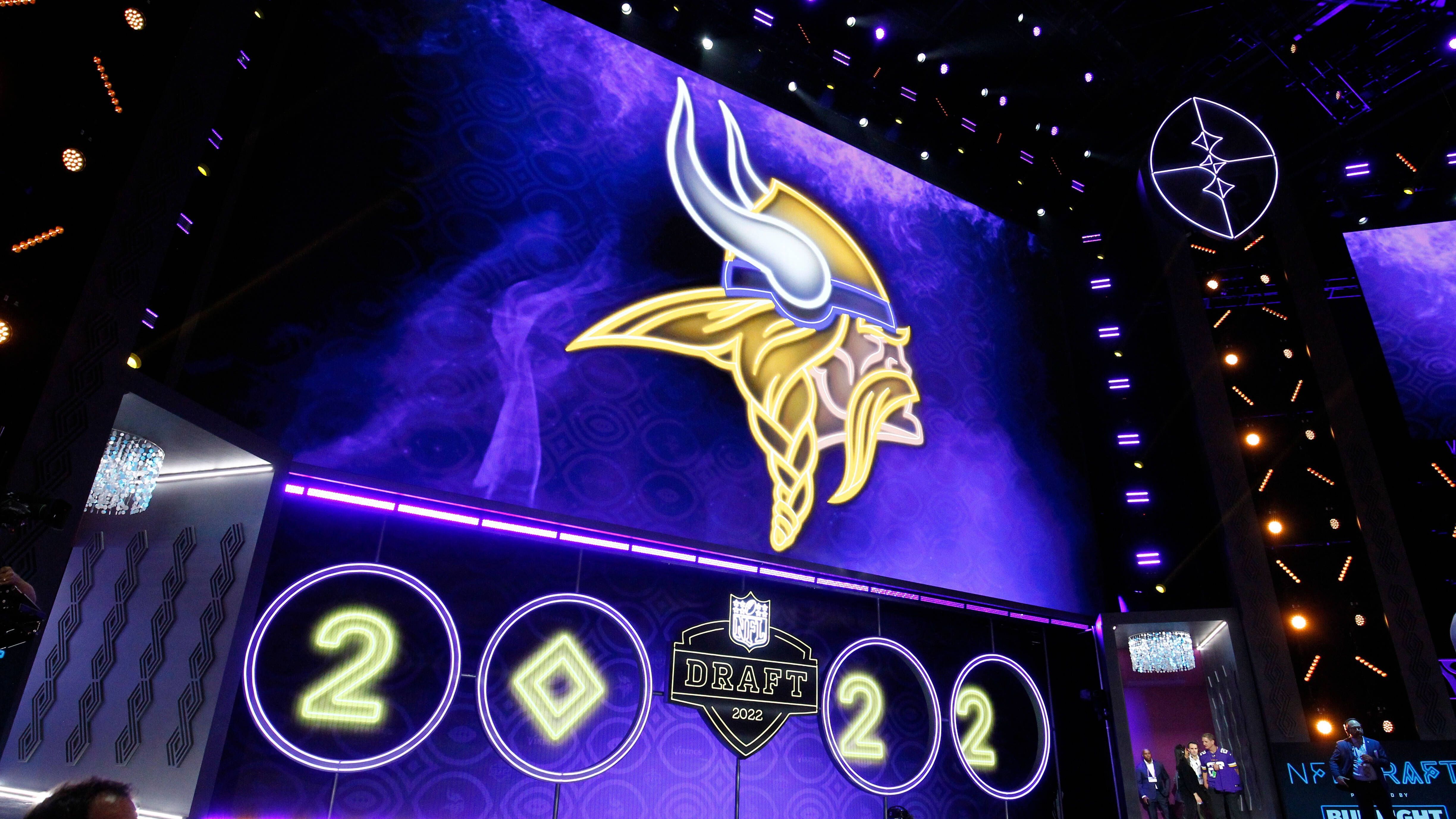 <strong>Platz 15:</strong> <strong>Minnesota Vikings - 5.609 Punkte<br></strong>1. Runde: 11 -&nbsp;1.785<br>2. Runde: 42 - 1.106<br>4. Runde: 109 -&nbsp;623<br>4. Runde: 130 (via Lions) -&nbsp;533<br>5. Runde: 156 (via Browns) -&nbsp;441<br>5. Runde: 166. (via Chiefs) -&nbsp;409<br>6. Runde: 179 (via Panthers) -&nbsp;371<br>6 Runde: 190 (via Raiders) -&nbsp;341<br><br>Draft-Wert insgesamt: 5.609 Punkte