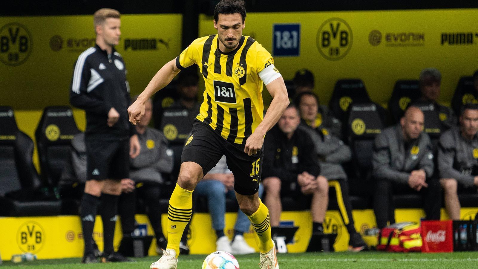 
                <strong>Mats Hummels</strong><br>
                Der Abwehrchef erinnert an seine besten Tage und zeigt mit und gegen den Ball ein hervorragendes Spiel. Das Tor zum 2:0 entsteht aus seiner Balleroberung. Im Zweikampf von keinem Wolfsburger zu überwinden. ran-Note: 1
              