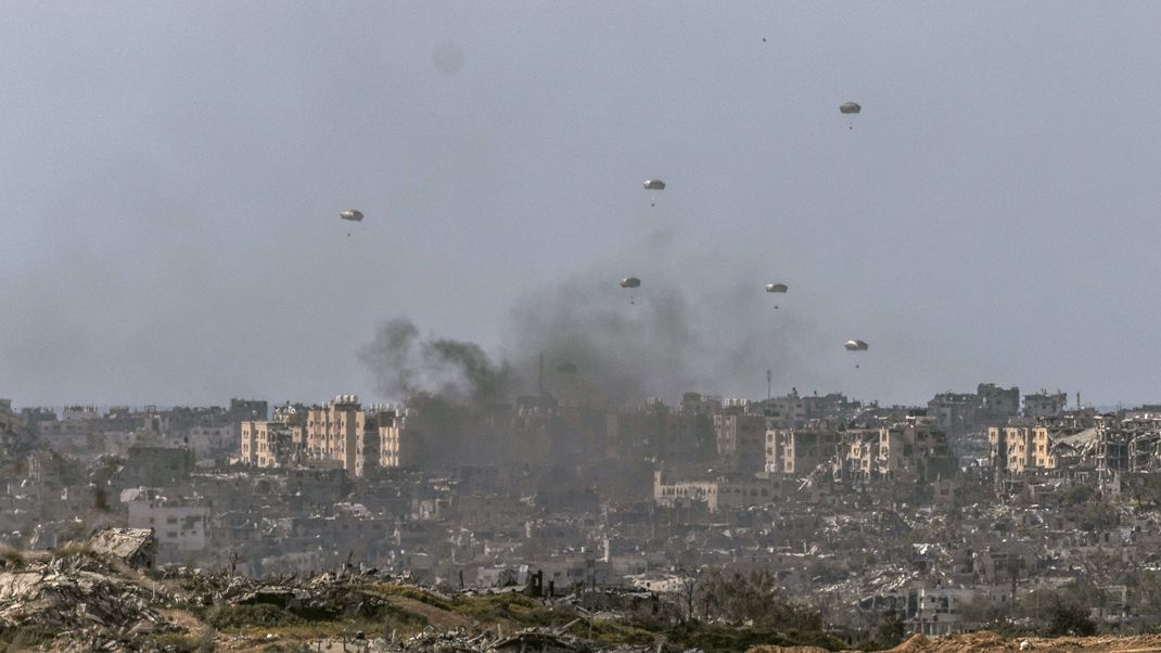 Internationale Flugzeuge werfen Hilfsgüter für die Palästinenser im nördlichen Gaza-Streifen ab. 