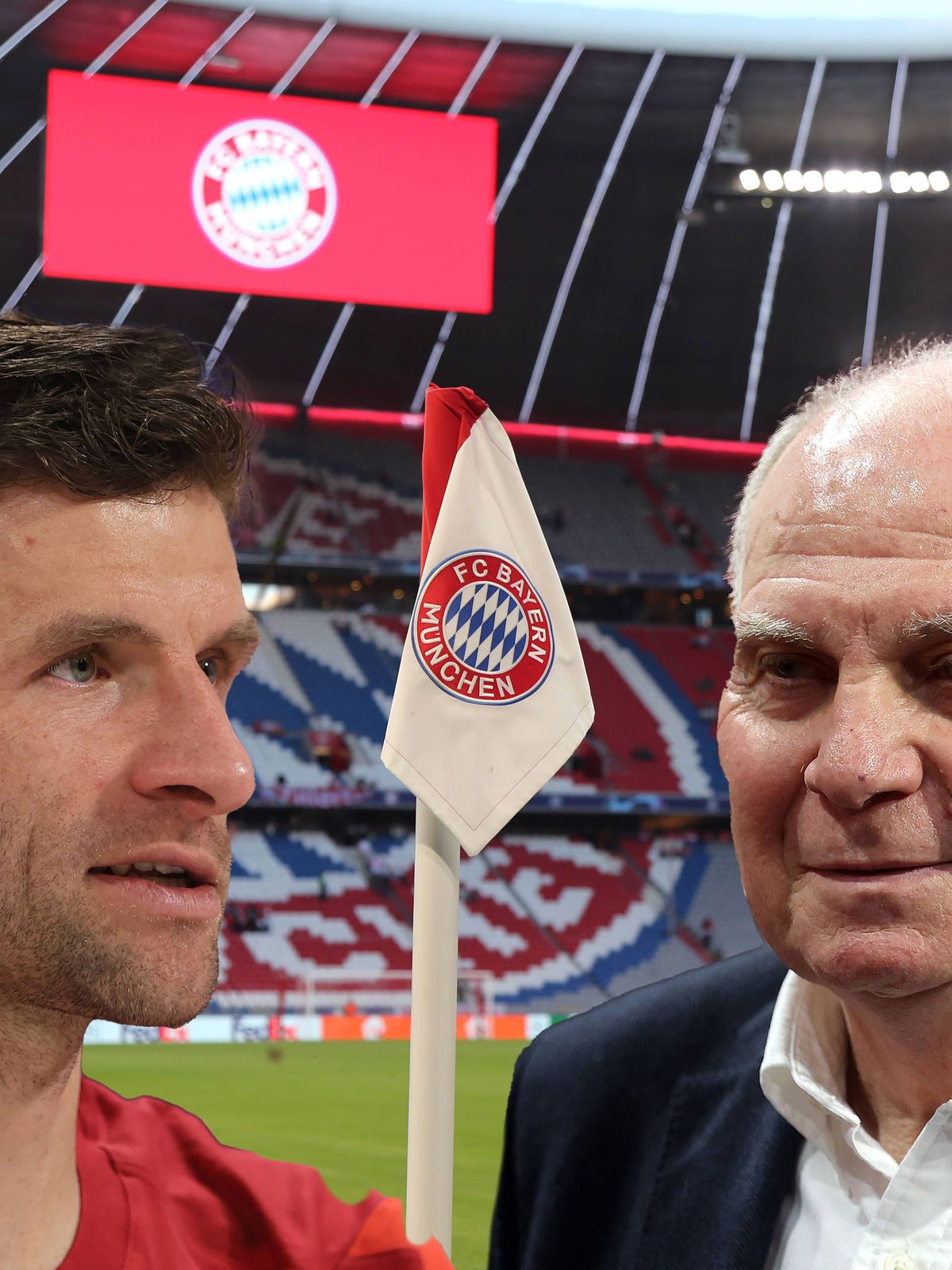 ! ACHTUNG FOTOMONTAGE ! Hier im Bild Thomas Müller Mueller (FC Bayern München (li.) mit Uli Hoeneß, Hoeness, Ehrenpräsident (FC Bayern München) (re.) im Hintergrund die Allianz Arena mit Eckfahne z...