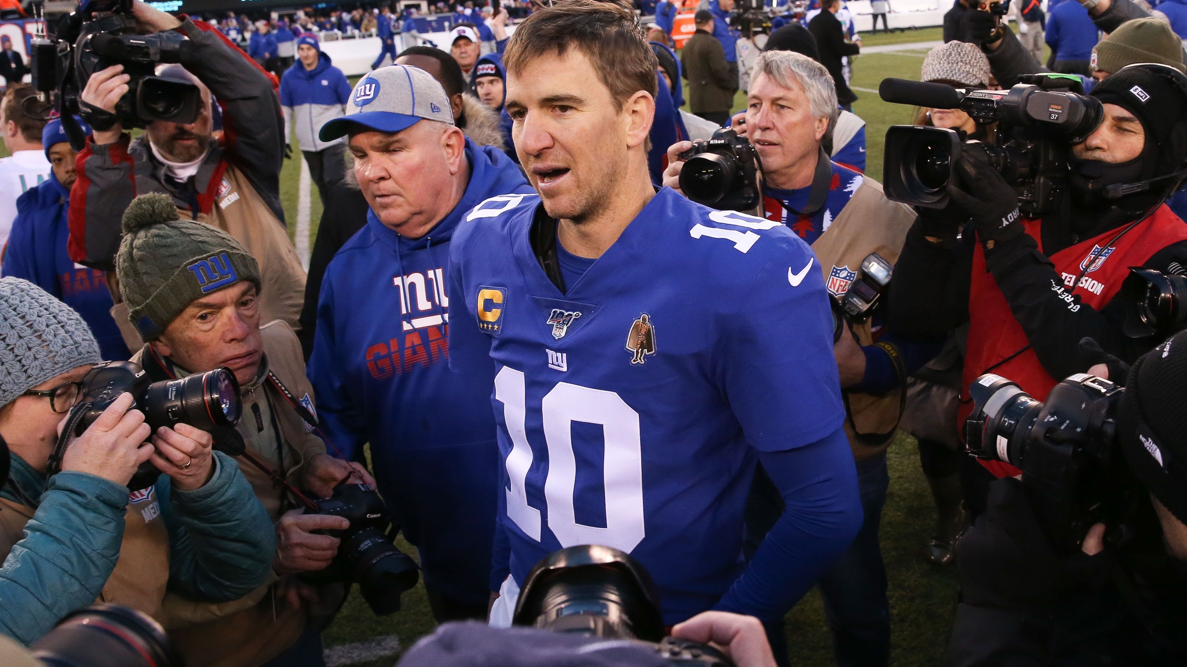 <strong>Eli Manning (10)</strong><br>Urlaubsfeeling kam auf, als sich Eli Maning die 10 bei den New York Giants sicherte. Aber nicht etwa beim Quarterback, sondern bei Jeff Feagles. Der Punter verlangte für den Nummerntausch eine Woche Florida-Familienurlaub all-inclusive. Manning zahlte und bekam seinen Wunsch erfüllt, Feagles genoss den Trip und jubelte später: "Es war großartig."