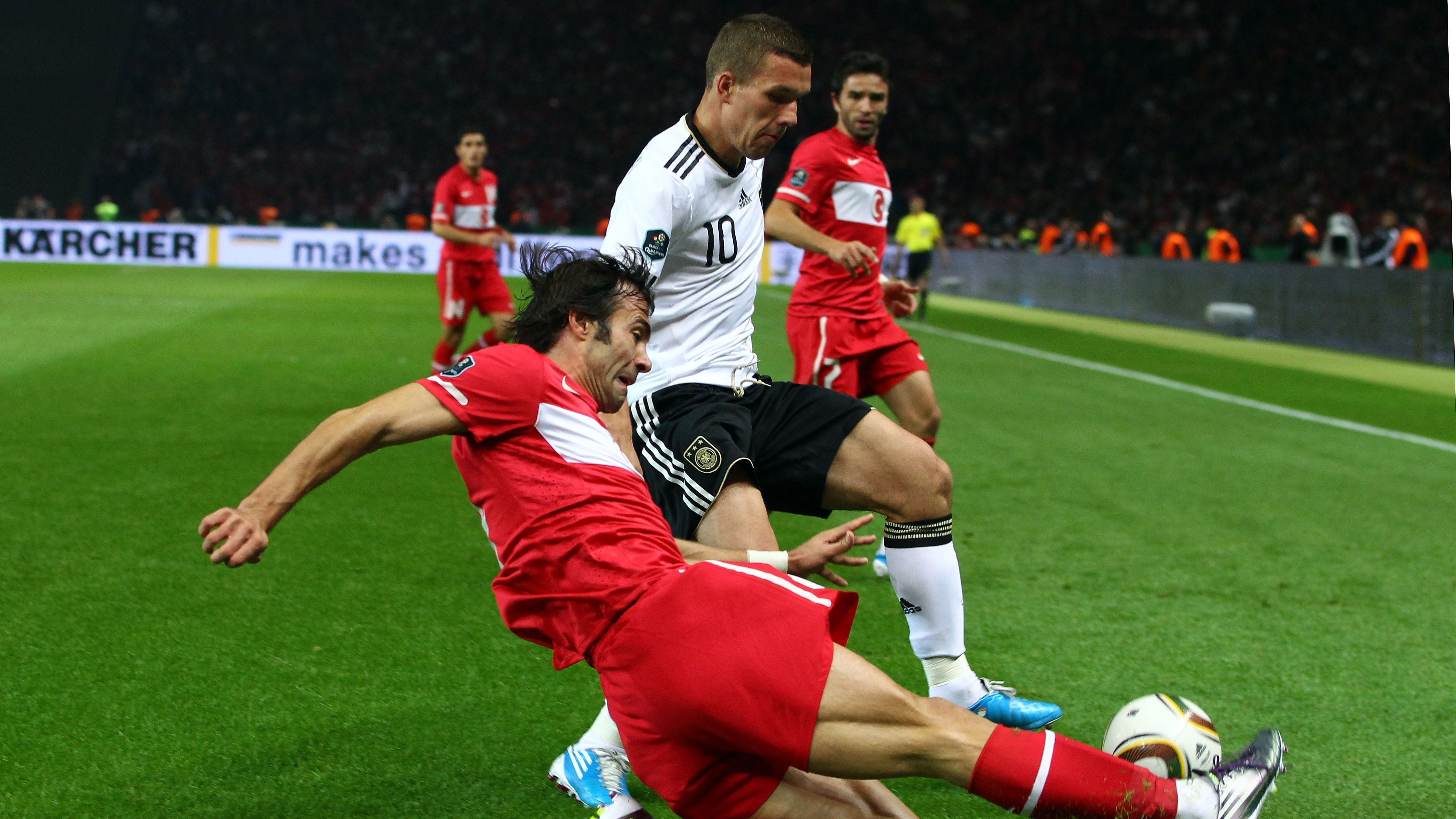 <strong>Mittelfeld: Lukas Podolski</strong><br>Ein wichtiger Leistungsträger von Bundestrainer Löw war zur Zeit um das Länderspiel gegen die Türkei im Oktober 2010 Lukas Podolski. Der damalige Kölner stand in Berlin links auf dem Flügel in der DFB-Startelf. Gegen die Türkei war "Poldi" zwar an keinem Treffer beteiligt, dafür aber vier Tage später Matchwinner mit einem Tor und zwei Vorlagen beim 3:0-Sieg in Kasachstan.