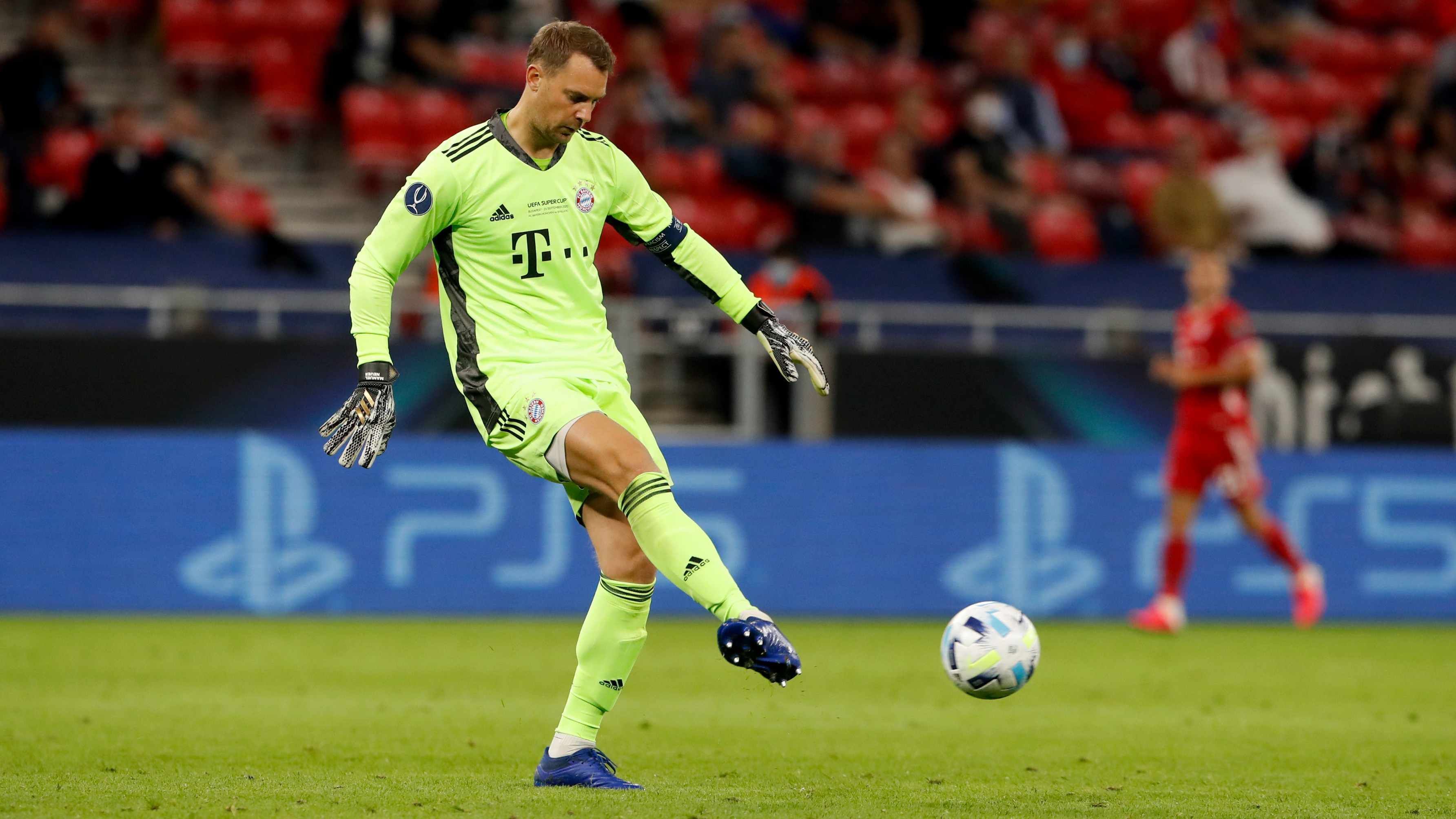 
                <strong>Tor: Manuel Neuer in überragender Form</strong><br>
                Trotz der 1:4-Klatsche in Hoffenheim kann sich Manuel Neuer immer mehr Hoffnungen machen, zu Europas Fußballer des Jahres gewählt zu werden. Der 34-Jährige befindet sich weiter in überragender Form und bewahrte die Bayern auch bei der Pleite am Sonntag mehrere Male vor einem höheren Rückstand. Sollte sich die Abwehr der Bayern erneut so desolat präsentieren, dürfte Neuer auch gegen den BVB oft im Mittelpunkt stehen. Schon beim UEFA-Supercup-Triumph gegen den FC Sevilla rettete er sein Team mit einer Glanzparade kurz vor Spielende in die Verlängerung. 
              