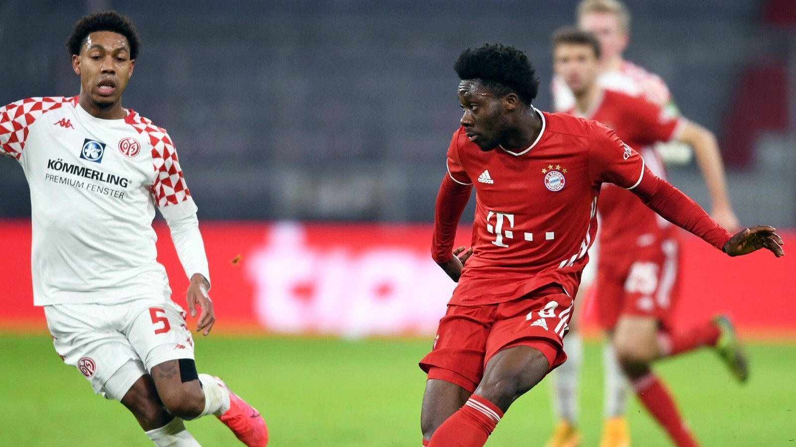 
                <strong>Alphonso Davies</strong><br>
                Interpretiert seine Position in der ersten Halbzeit sehr offensiv. Kommt jedoch nur selten zu zählbaren Aktionen. ran.de-Note: 3
              