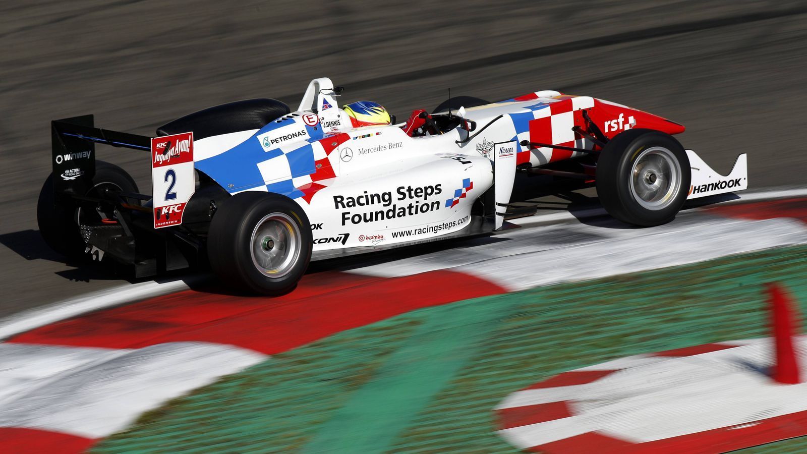 
                <strong>Jake Dennis</strong><br>
                Nach Siegen das bisher erfolgreichste Jahr des Briten: 2015 in der Formel 3. Im französischen Pau und im belgischen Spa-Francorchamps konnte Dennis jeweils zwei Rennen für sein Prema Powerteam gewinnen.
              