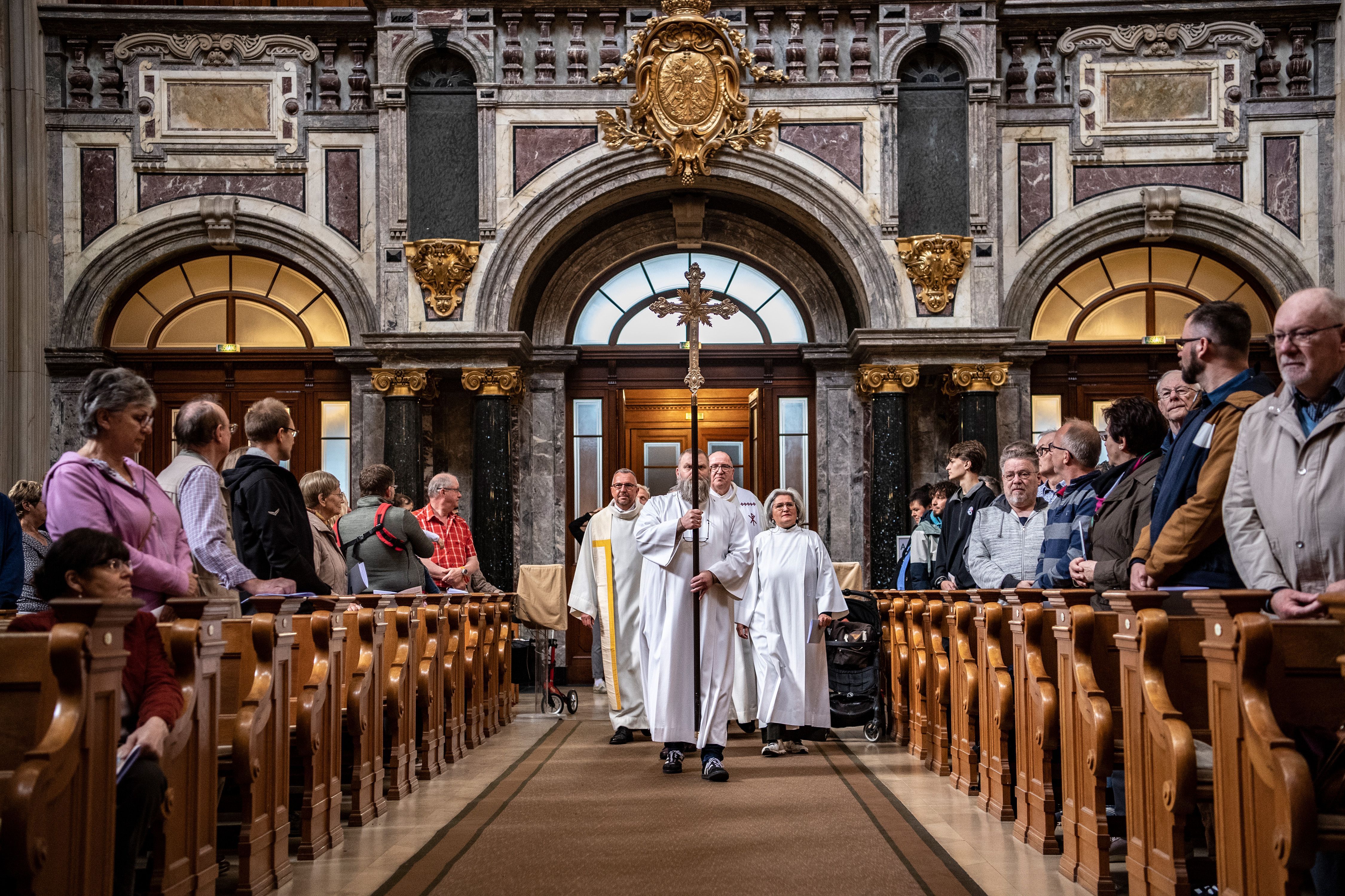 An Christi Himmelfahrt trägt der Priester in der Messe ein weißes Gewand als Symbol des österlichen Lichts.