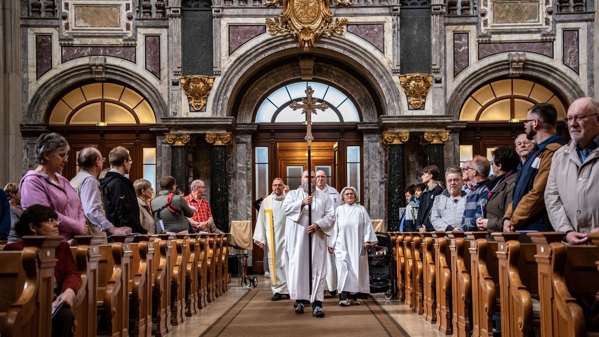 An Christi Himmelfahrt trägt der Priester in der Messe ein weißes Gewand als Symbol des österlichen Lichts.