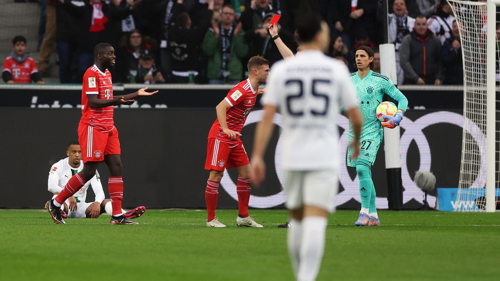 
                <strong>Dayot Upamecano (FC Bayern München)</strong><br>
                Der Franzose erlebt im Borussia-Park einen kurzen Arbeitstag. Durch die frühe Rote Karte wegen einer Notbremse gegen Plea, über die man durchaus diskutieren kann, fliegt Dayot Upamecano schon in der achten Minute vom Platz und leistet den Bayern damit einen Bärendienst. ran-Note: 5.
              