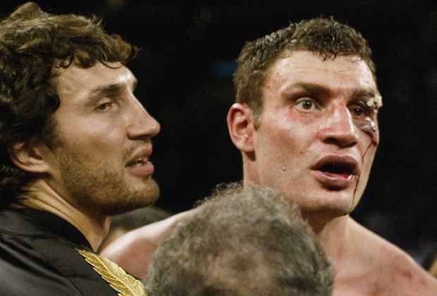 
                <strong>Vitali Klitschko vs. Lennox Lewis</strong><br>
                Als der Kampf wegen eines tiefen Cuts am Auge von Klitschko abgebrochen wird, ist der Ukrainer außer sich vor Wut. Er fühlt sich betrogen und ist sich sicher, dass er Lewis geschlagen hätte.
              