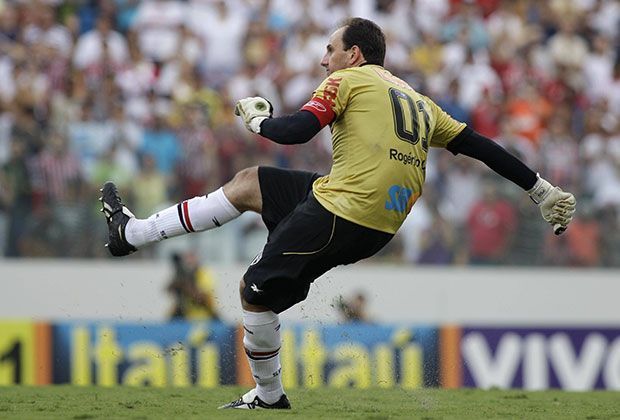 
                <strong>Rogerio Ceni (FC Sao Paulo)</strong><br>
                Der Torwart spielt seit 22 Jahren für seinen Verein. Brach im Oktober Giggs' Rekord von 589 Siegen mit ein und demselben Verein. Doch Ceni kann noch mehr als Bälle halten. Mit mehr als 120 Toren ist der Elfmeter- und Freistoßschütze auch im Angriff äußerst treffsicher.
              