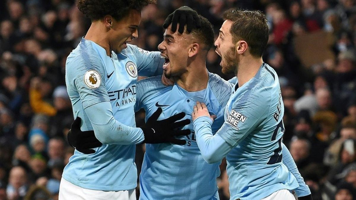 Sane (l.) bereitet vor - Gabriel Jesus (M.) trifft