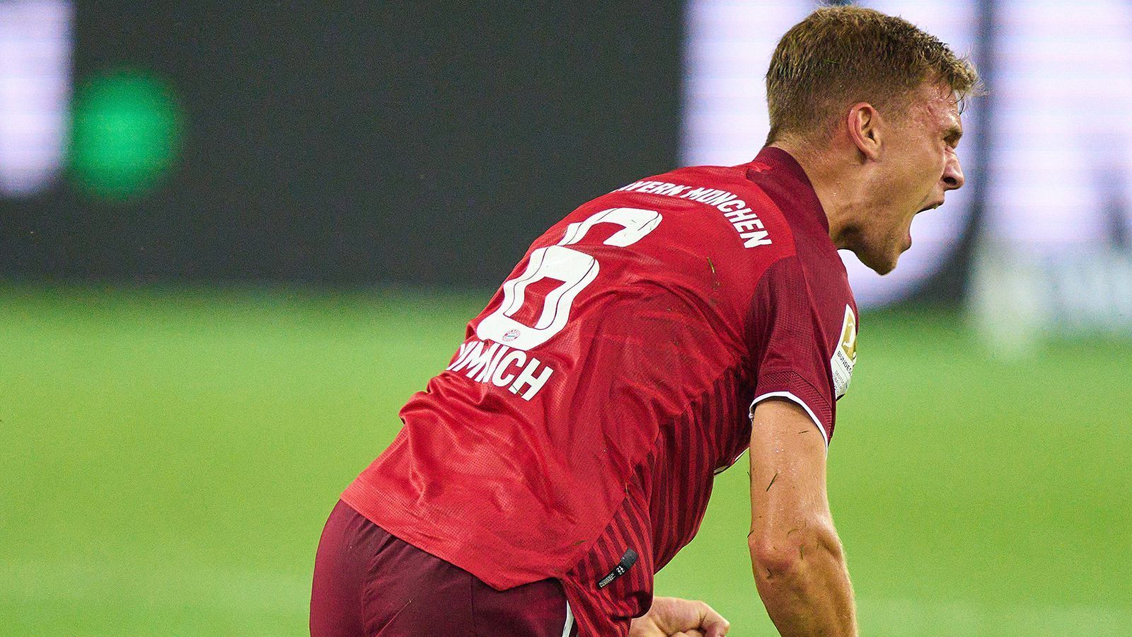 
                <strong>Joshua Kimmich (FC Bayern München)</strong><br>
                Hat als Sechser im defensiven Mittelfeld zunächst alle Hände voll zu tun und kommt ungewohnt oft zu spät. Erobert dann aber die Schaltzentrale mehr und mehr zurück, wird souveräner und agiert mit Übersicht und Durchschlagskraft – ohne jedoch offensiv große oder entscheidende Akzente zu setzen. Verliert in der Schlussphase bei den Gladbacher Kontern ein wenig den Zugriff. ran-Note: 3
              