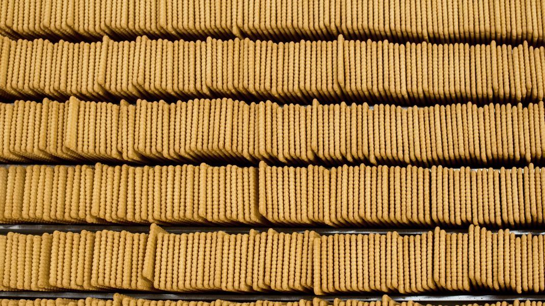 Butterkekse laufen über ein Fließband.