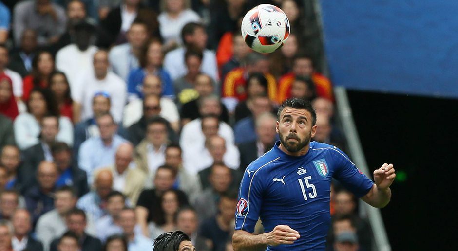 
                <strong>Andrea Barzagli</strong><br>
                Andrea Barzagli: Degradierte Morata gerade bei hohen Bällen 45 Minuten lang zum Statisten. Als Spanien im zweiten Durchgang schneller kombinierte, hatte der Routinier jedoch seine liebe Mühe. ran-Note: 3+
              