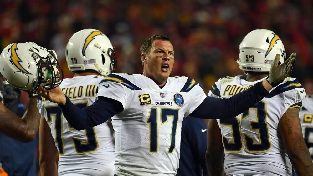 
                <strong>Week 15: Historische Aufholjagd von Rivers</strong><br>
                Noch nie hat ein NFL-Team einen Rückstand von 14 oder mehr Punkten in den letzten fünf Minuten eines Spiels aufgeholt. Dann kommt Philip Rivers mit seinen LA Chargers daher und macht das gegen eines der besten Teams der Saison 2018. Beim Spiel gegen die Kansas City Chiefs liegen die Chargers mit 14:28 zurück - und das mit nur noch vier Minuten auf der Uhr. Nach einem Touchdown und einem schnellen Ballverlust der Chiefs bekommen die Chargers nochmals zurück.Ganz am Ende wagt Quarterback Rivers die Two-Point-Conversion - mit nur noch vier Sekunden auf der Uhr. Das Ergebnis: ein 29:28-Sieg, ein fixer Playoff-Platz und ein NFL-Rekord für die Los Angeles Chargers.  
              