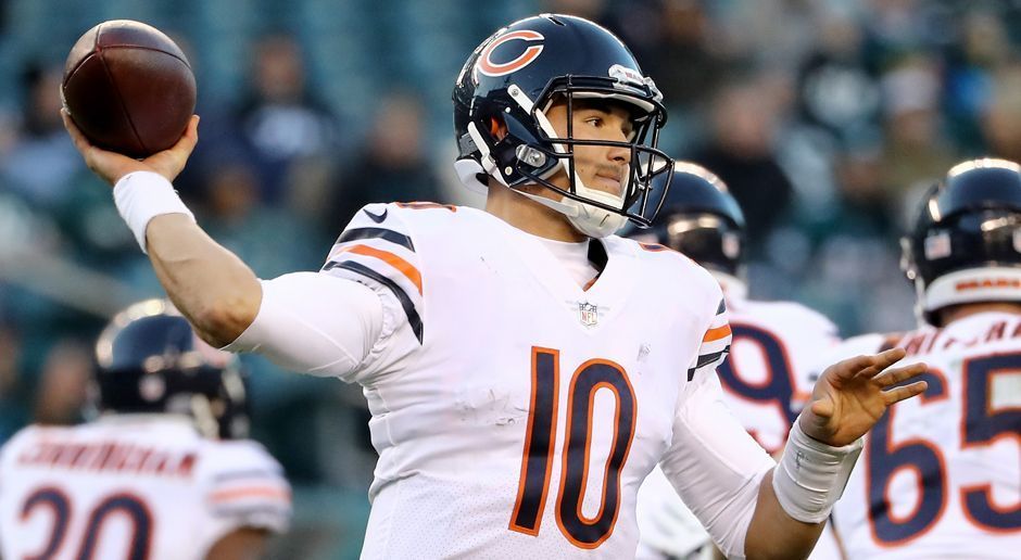 
                <strong>Chicago Bears</strong><br>
                Franchise-Rekorde: Quarterback Mitch Trubisky passte insgesamt 2193 Yards, die meisten Passing Yards für einen bears-Rookie.Running Back Jordan Howard belegt den dritten Platz in der NFC mit 1122 Rushing Yards: Er ist der erste Spieler in der Franchise-Geschichte, der in seinen ersten beiden Jahren jeweils mehr als 1000 Rushing Yards lief (2016: 1313 Yards).Mit zwölf Spielen mit mindestens 100 Rushing Yards überholte Howard damit Walter Payton für die meisten dreistelligen Rushing-Yard-Werte in seinen ersten beiden NFL-Spielzeiten - der Hall of Famer schaffte neun.
              