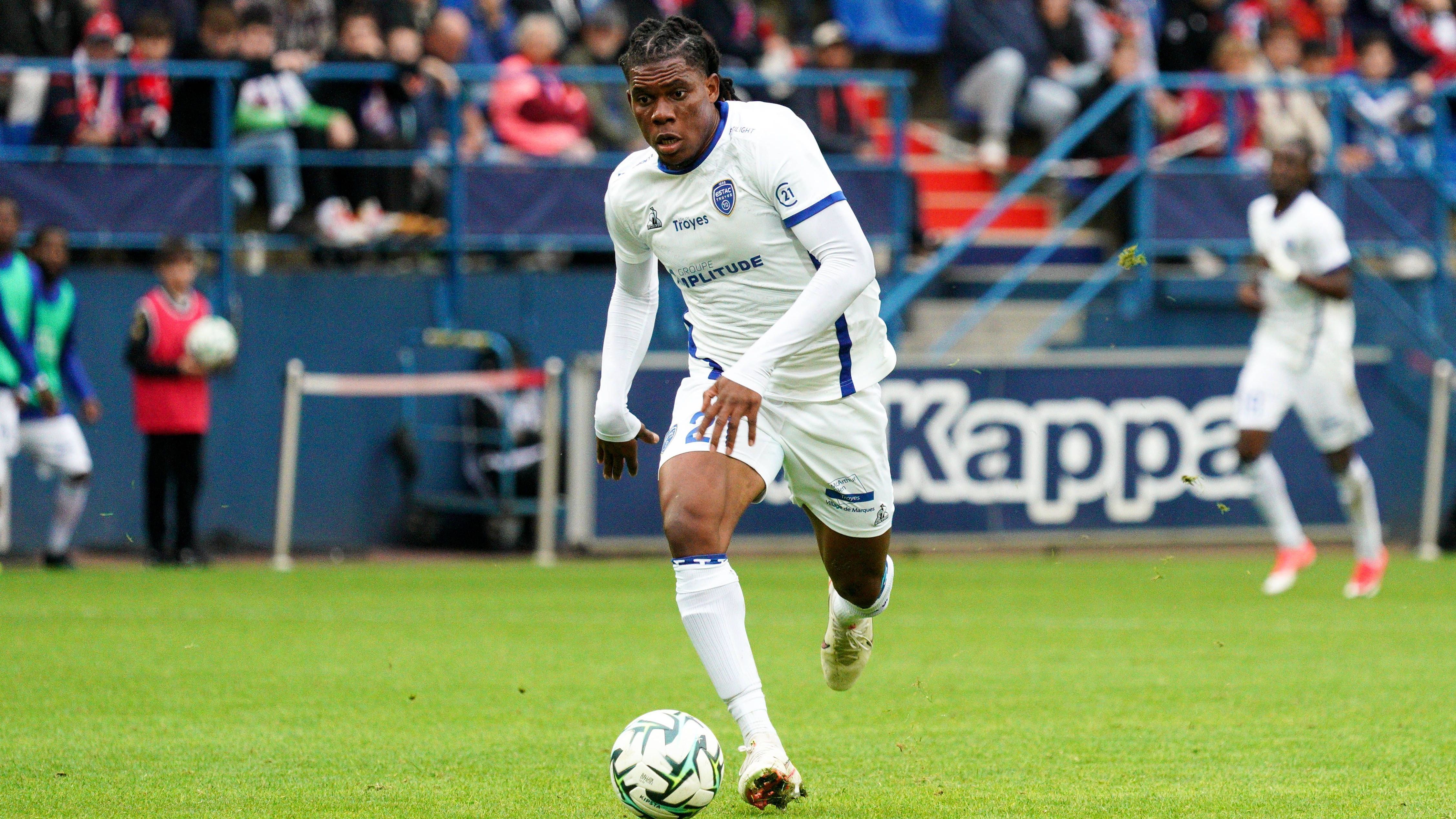 <strong>Cyriaque Irie (ESTAC Troyes)</strong><br>Der SC Freiburg steht wohl unmittelbar vor der Verpflichtung des französischen Angreifers Cyriaque Irie. Der 19-Jährige von Zweitligist ESTAC Troyes soll laut "L'Equipe" bis zum 15 Millionen Euro kosten. Der bisherige Rekordeinkauf der Breisgauer ist ebenfalls ein Franzose: Baptiste Santamaria kam 2020 für rund zehn Millionen in den Schwarzwald.