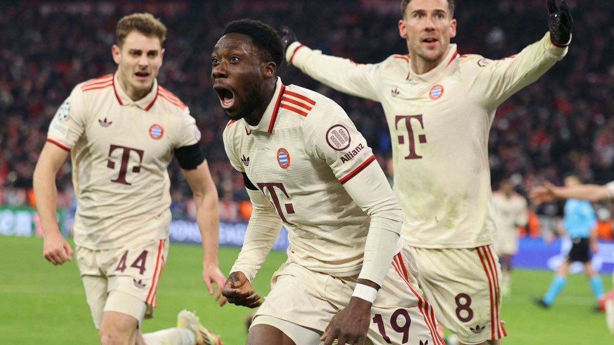 Alphonso Davies (M.) im Glück