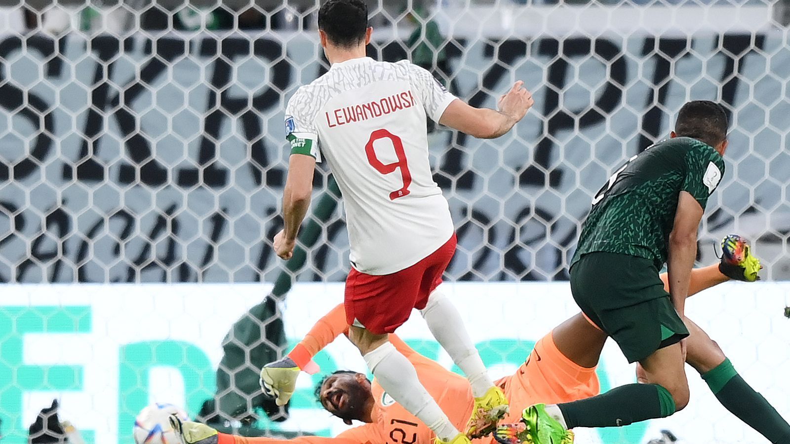 
                <strong>Robert Lewandowski-Watch: So schlug sich Polens Torjäger gegen Saudi-Arabien</strong><br>
                ... denn in der 83. Minute war es dann endlich soweit: die Erlösung für Robert Lewandowski! Der Pole nutzte einen drastischen Abwehrfehler Saudi-Arabiens gnadenlos aus und schoss den Ball eiskalt in die gegnerischen Maschen. Da. War. Es. Also. Endlich. Lewandowskis erstes WM-Tor!
              