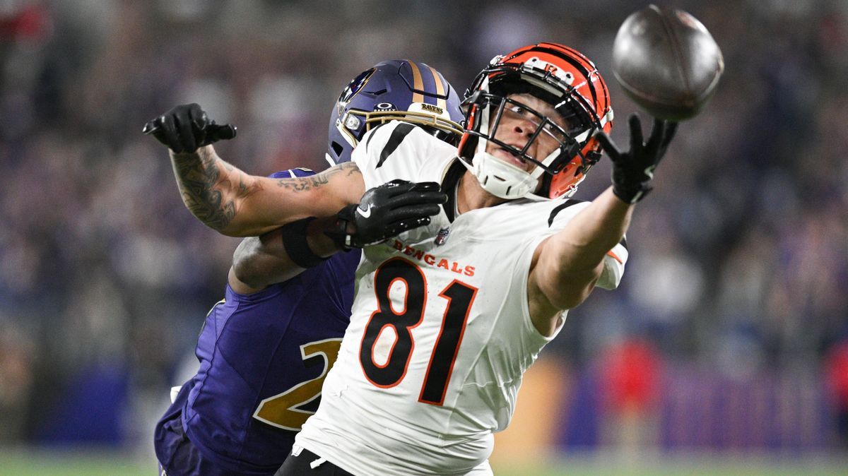 NFL, American Football Herren, USA Cincinnati Bengals at Baltimore Ravens Nov 7, 2024; Baltimore, Maryland, USA; Cincinnati Bengals wide receiver Jermaine Burton (81) reaches for quarterback Joe Bu...