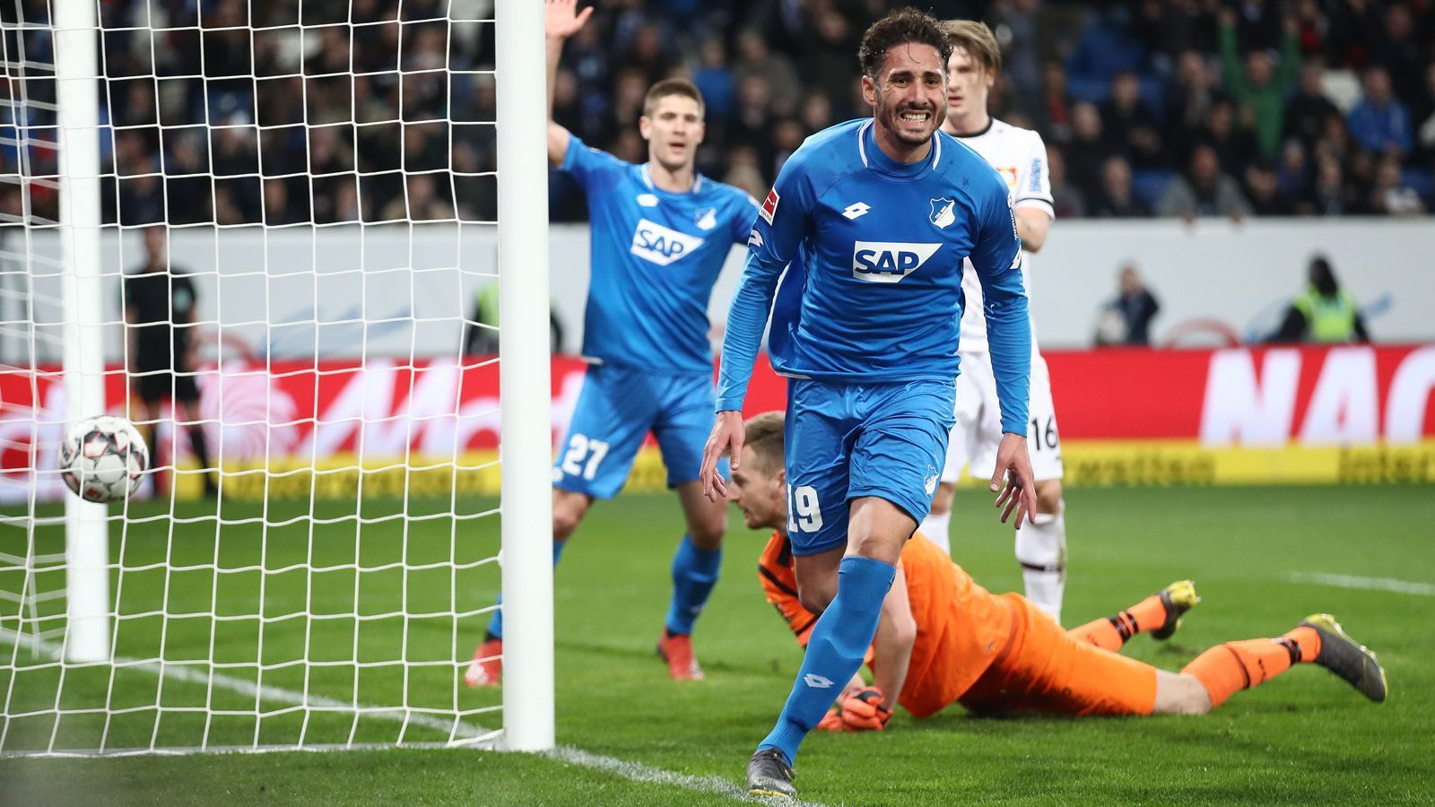 
                <strong>Hoffenheim feiert historische Siege gegen Bayer!</strong><br>
                1899 Hoffenheim hat mit dem 4:1-Sieg gegen Leverkusen am 27. Spieltag nicht nur die Europapokal-Hoffnungen genährt, sondern auch gleichzeitig Bundesliga-Geschichte geschrieben. Damit sind die Kraichgauer die erste Mannschaft, gegen die Leverkusen innerhalb einer Saison beide Bundesliga-Spiele mit mindestens drei Toren Unterschied verliert. Das Hinrunden-Duell entschied Hoffenheim ebenfalls schon mit 4:1 für sich. (Quelle: Optafranz/twitter)
              