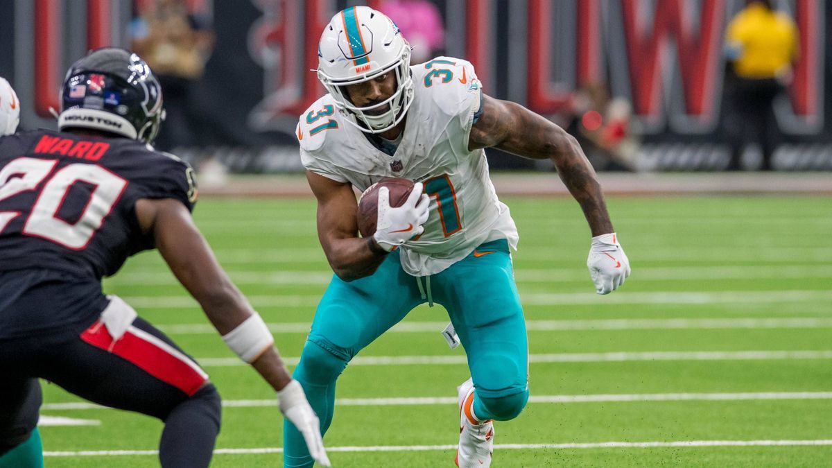 NFL, American Football Herren, USA 2024: Dolphins vs Texans DEC 15 December 15, 2024: Miami Dolphins running back Raheem Mostert (31) carries the ball during a game between the Miami Dolphins and t...