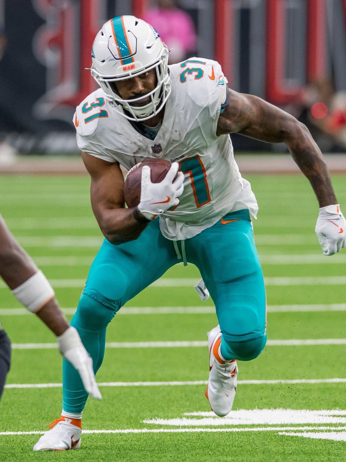 NFL, American Football Herren, USA 2024: Dolphins vs Texans DEC 15 December 15, 2024: Miami Dolphins running back Raheem Mostert (31) carries the ball during a game between the Miami Dolphins and t...