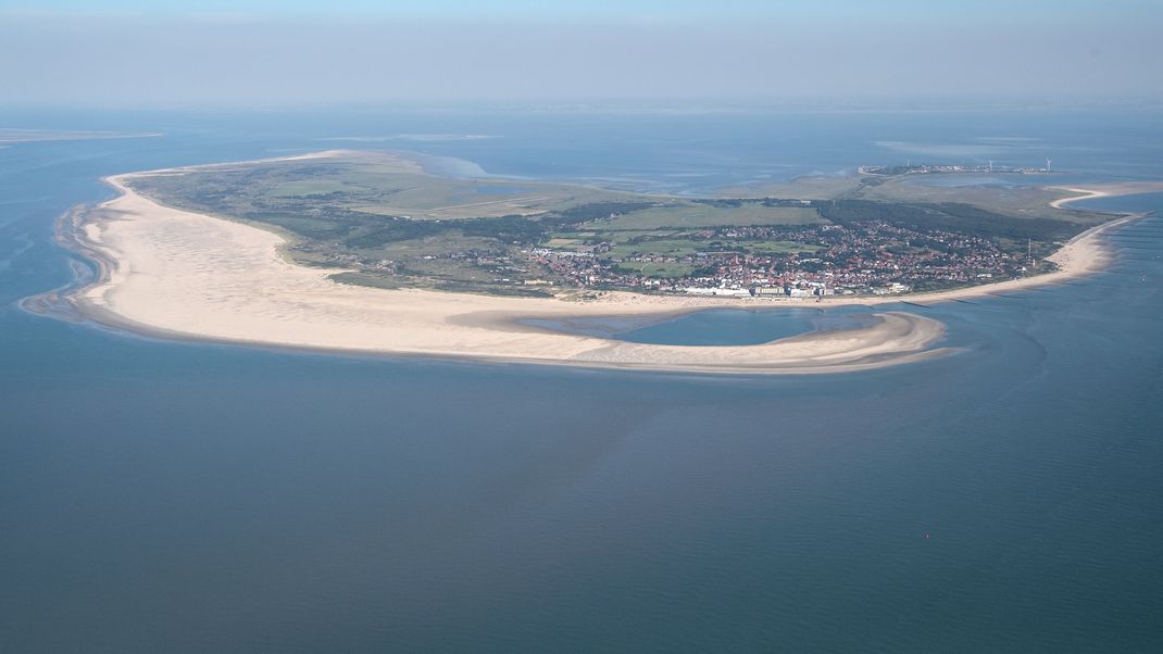 Wind und Wetter, Fluten und Gezeiten verändern Borkum schon immer. Das allmähliche Verschwinden der Strände nimmt aber bedrohliche Formen an.