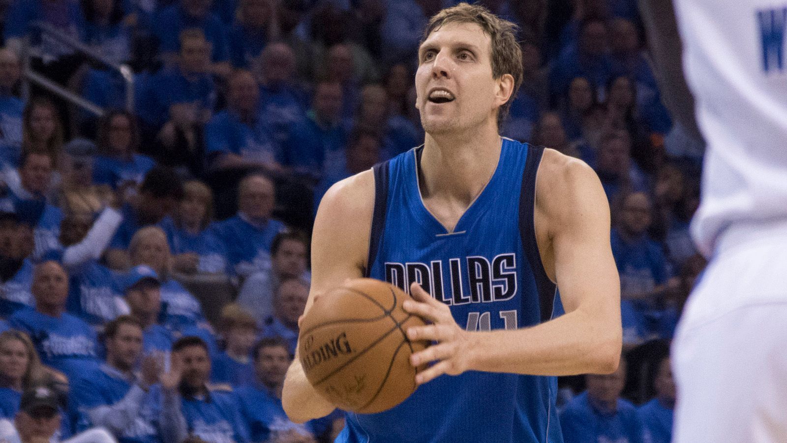 
                <strong>Dirk Nowitzki: Die Meilensteine seiner Karriere</strong><br>
                Am 6. März 2016 folgt ein weiterer Meilenstein: Nowitzki schafft zum 16. Mal in seiner Karriere mehr als 1.000 Punkte pro Saison. Nur Kareem Abdul-Jabbar (19 Spielzeiten), Karl Malone (18) und Tim Duncan (17) erreichen mehr.
              