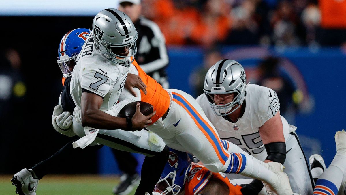 NFL, American Football Herren, USA Las Vegas Raiders at Denver Broncos Nov 6, 2025; Denver, Colorado, USA; Las Vegas Raiders quarterback Geno Smith (7) is sacked for a loss against the Denver Bronc...