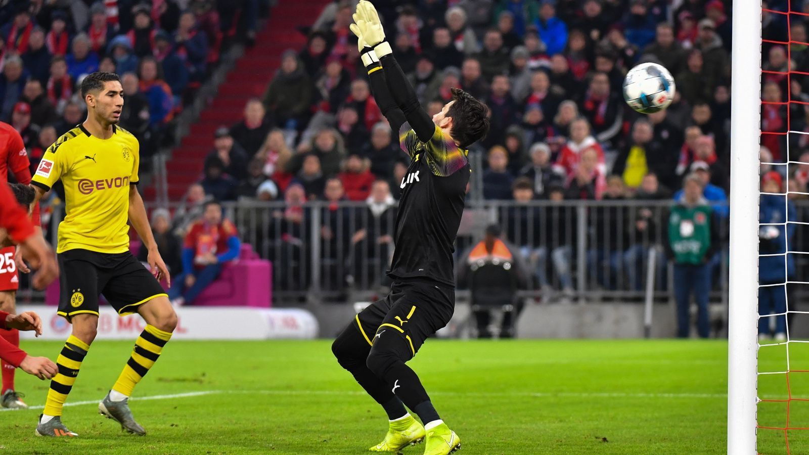 
                <strong>Roman Bürki</strong><br>
                Der Keeper ist sofort hellwach, als Lewandowski allein vor ihm auftaucht. Chancenlos beim 0:1, pariert Bürki wenig später gegen Gnabry. Auffällig: Der Schweizer schlägt die Bälle fast immer lang, so dass er nicht zu einem geordneten Spielaufbau beiträgt. Auch beim 0:2 und 0:3 ist für ihn nichts zu machen. Beim 0:4 überwindet ihn Hummels. ran-Note: 4
              