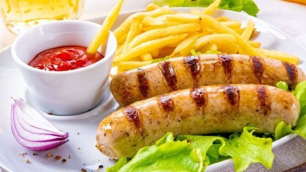 Wenn stärkehaltige Lebensmittel auf über 150 Grad erhitzt werden, bildet sich Acrylamid. Egal ob Bratwurst, Steak, Kartoffel oder Grill-Gemüse - ohne schwarze Kruste ist es gesünder und schmeckt besser.