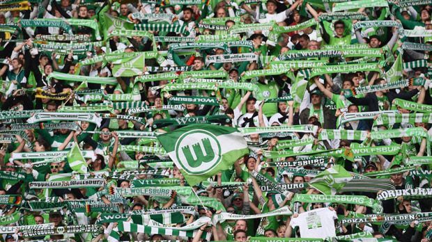 
                <strong>VfL Wolfsburg: 130 Euro</strong><br>
                Platz 18 - VfL Wolfsburg: 130 Euro. Umgerechnet nur knapp acht Euro zahlt man in der Auto-Stadt in der kommenden Saison, um ein Heimspiel der "Wölfe" zu sehen.
              