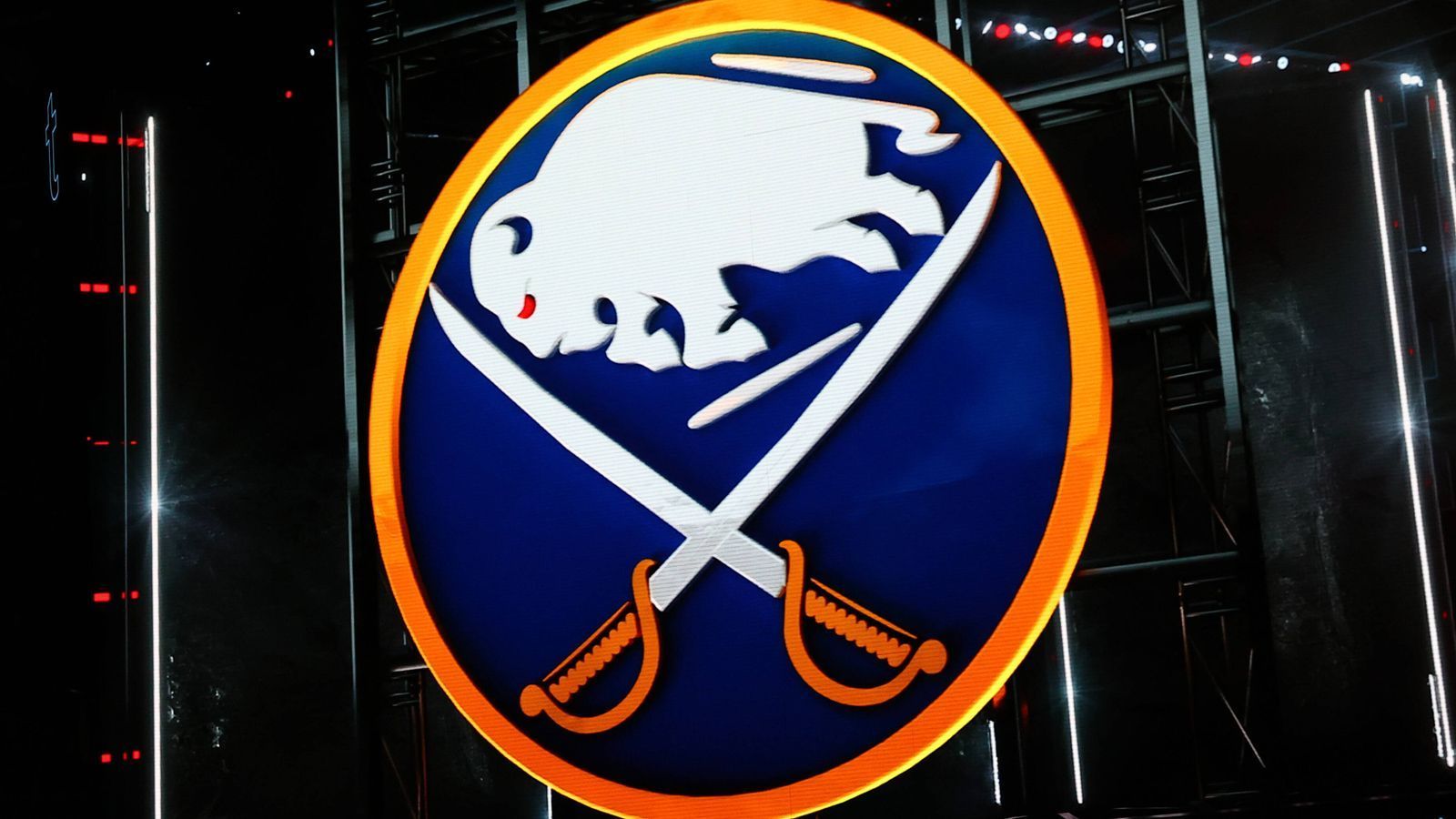 
                <strong>Buffalo Sabres</strong><br>
                Die Buffalo Sabres wurden 1970 gegründet und bekamen ihren Namen durch eine Fan-Umfrage. "Sabres" gewann unter rund 13.000 Einsendungen, obwohl Säbel keinen direkten Bezug zu der Stadt Buffalo haben.
              