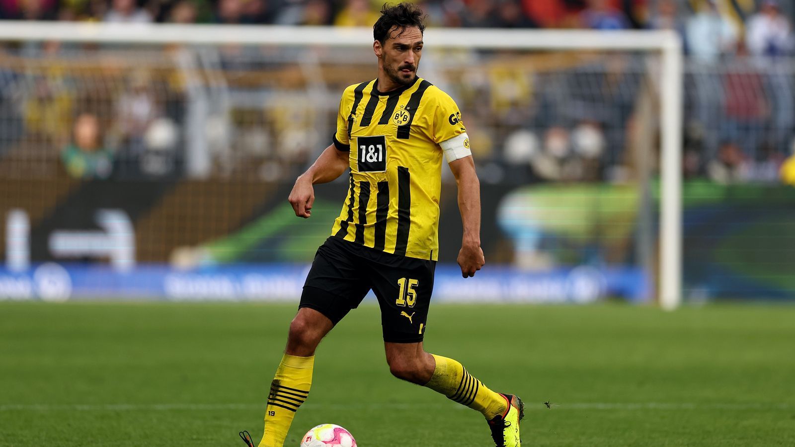 
                <strong>Mats Hummels (Borussia Dortmund)</strong><br>
                Mit Routinier Mats Hummels hat ein Spieler der Weltmeister-Garde von 2014 möglicherweise auch noch Chancen, achteinhalb Jahre nach dem Triumph von Rio noch mal nach einem WM-Titel zu greifen. Der 33-Jährige zeigte sich zuletzt beim BVB in sehr guter Form, behauptete seinen Stammplatz trotz der sommerlichen Shoppingtour der Borussia. In Sachen Länderspiel- und Turnier-Erfahrung wäre Hummels zudem für die vielen jungen Akteure ein wichtiger Ansprechpartner während der Wochen vor und in Katar.
              