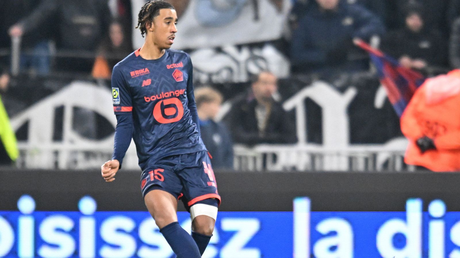 <strong>Leny Yoro (OSC Lille)</strong><br>Auch auf der Position des Innenverteidigers möchte der FCB angeblich nachbessern. Mit Yoro ist eines der größten Talente Europas im Visier der Münchner. So berichtet "Foot Mercato". Der 18-Jährige wird jedoch auch von Real Madrid und Paris Saint-Germain umworben. Der Yoro-Vertrag in Lille läuft 2025 aus.