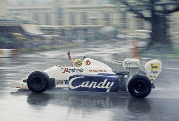 
                <strong>Zweiter Platz in Monaco (3. Juni 1984)</strong><br>
                In seiner Debütsaison startet Ayrton Senna im Regen von Monaco aus dem hinteren Teil des Feldes und fährt mit seinem unterlegenen Toleman-Hart TG184 auf einen sensationellen zweiten Platz.
              
