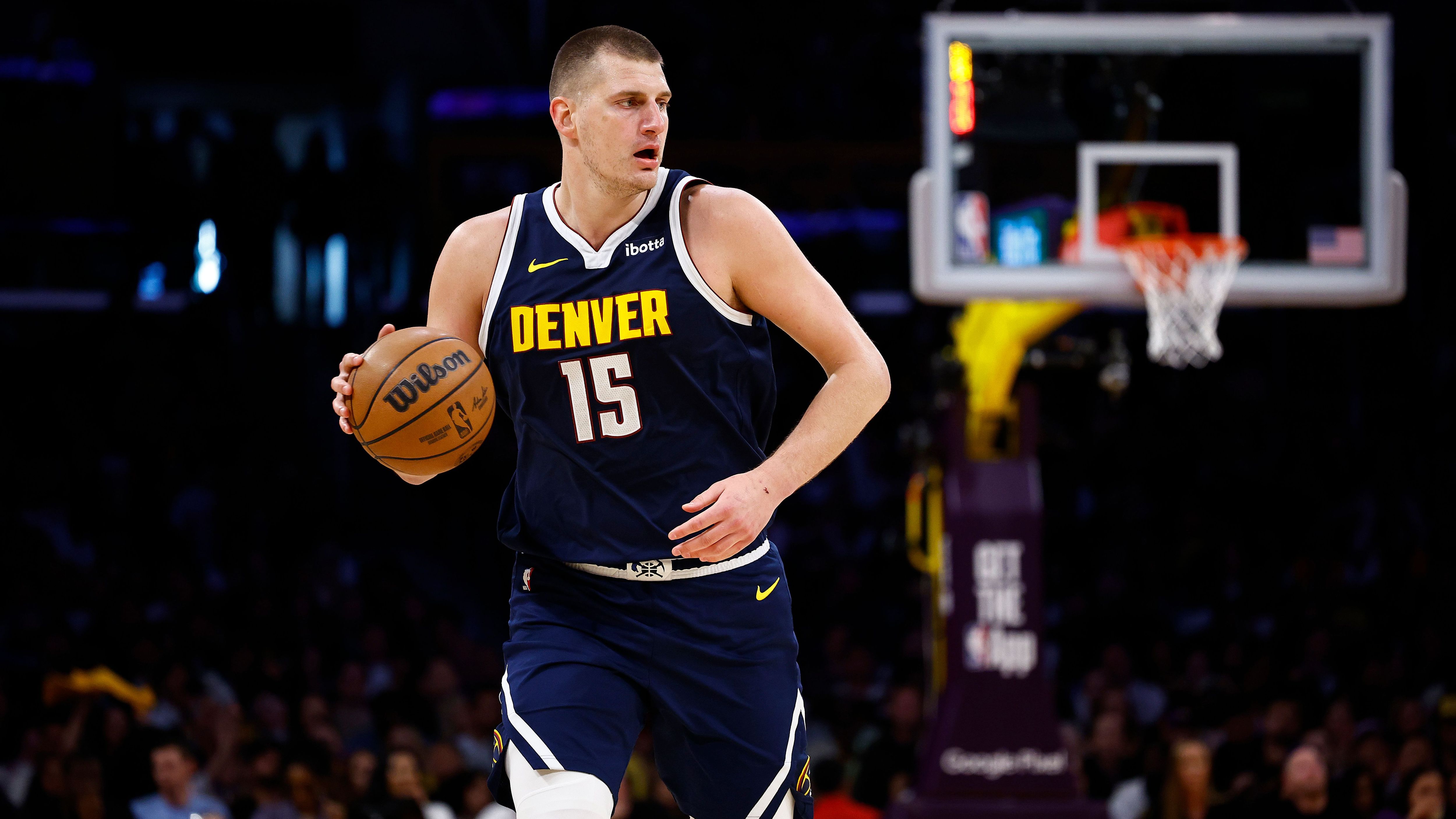 <strong>All-NBA First Team: Nikola Jokic (Denver Nuggets)</strong><br>Der amtierende MVP und Vorjahres-Finals-MVP spielte groß auf. In der zweiten Runde war jedoch Schluss. Jokic fehlte schlichtweg die Unterstützung seiner Nebenleute. Man sah trotz der Serien-Niederlage gegen Minnesota, dass er immer noch der beste Spieler der NBA ist. Nur der Dreier wollte einfach nicht fallen. Seine Stats: 28,7 Punkte, 13,4 Rebounds und 8,7 Assists.