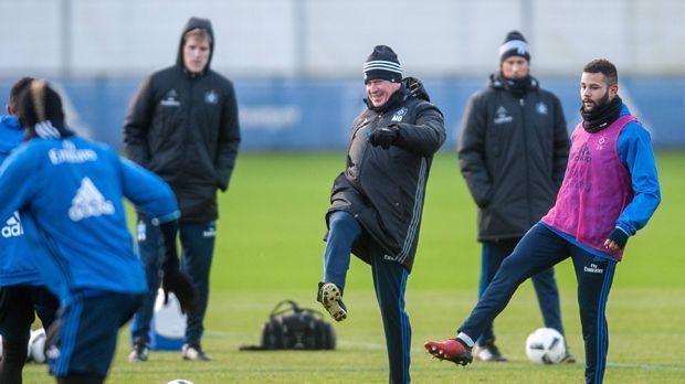 
                <strong>Hamburger SV (16.)</strong><br>
                Die Hinrunde war ein einziger Umbruch, mit neuem Vorstandsboss (Heribert Bruchhagen) und Sportdirektor (Jens Todt) und harter Hand (Trainer Markus Gisdol) soll die Rettung gelingen. Die Vorzeichen stehen durch den jüngsten positiven Trend mit drei Siegen aus vier Spielen gut. Was besonders Mut macht: Die Maßnahmen Gisdols greifen, seine teilweise einschneidenden Änderungen rund um die einstige Chaostruppe bringen den erhofften Effekt. Ein Problem bleibt aber die Innenverteidigung, dafür wurde Kyriakos Papadopoulos aus Leipzig ausgeliehen. Ihm fehlt aber die Spielpraxis. ran-Form: Abstiegsgefährdet
              