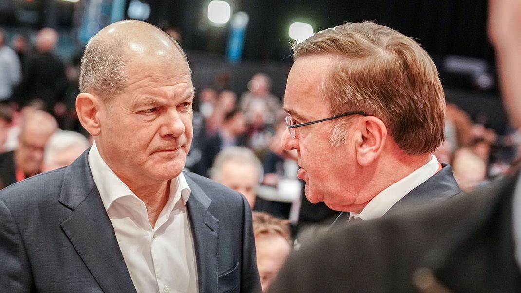 Kanzler Olaf Scholz und sein Verteidigungsminister Boris Pistorius (r.).